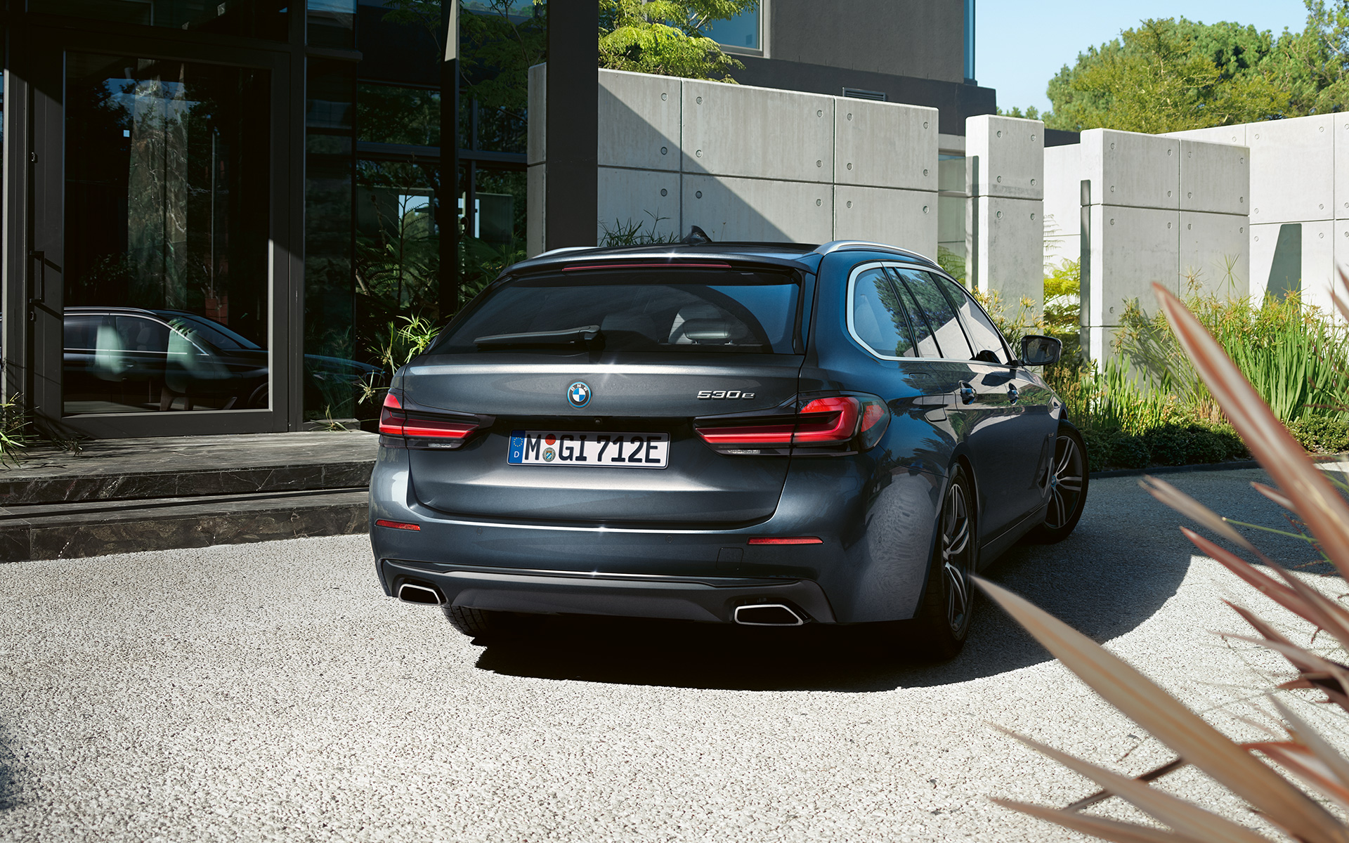 Donji dio stražnjeg odbojnika i ispušne cijevi slobodnog oblika BMW serije 5 Touring G31 LCI Donji dio stražnjeg odbojnika i ispušne cijevi slobodnog oblika BMW serije 5 Touring G31 Facelift 2020 Sophisto Grey straga