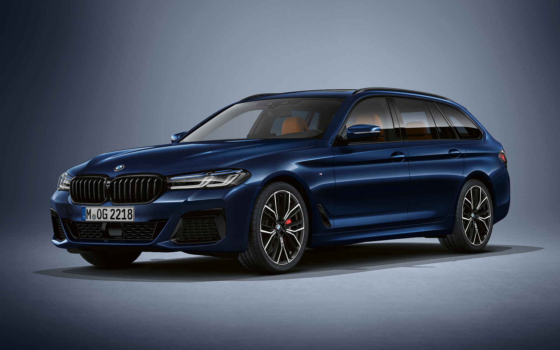BMW serije 5 Touring G31 LCI u BMW Individual Tanzanite Blue metalik BMW serije 5 Touring Individual G31 Facelift 2020 tročetvrtinski prednji prikaz u mirovanju u boji BMW Individual Tanzanite Blue metalik