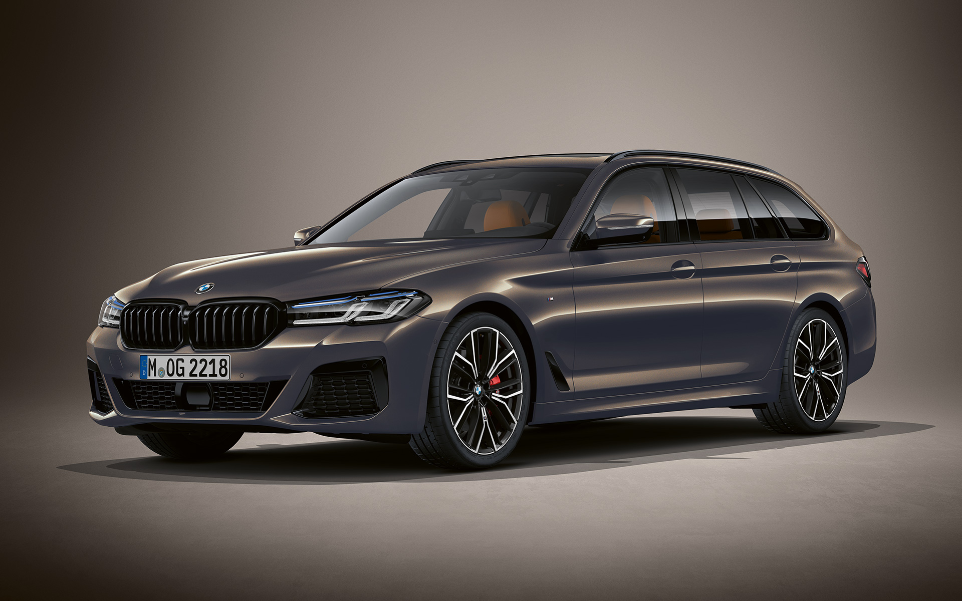 BMW serije 5 Touring G31 LCI u boji BMW Individual Alvite Grey metalik BMW serije 5 Touring Individual G31 Facelift 2020 tročetvrtinski prednji prikaz u mirovanju u boji BMW Individual Alvite Grey metalik
