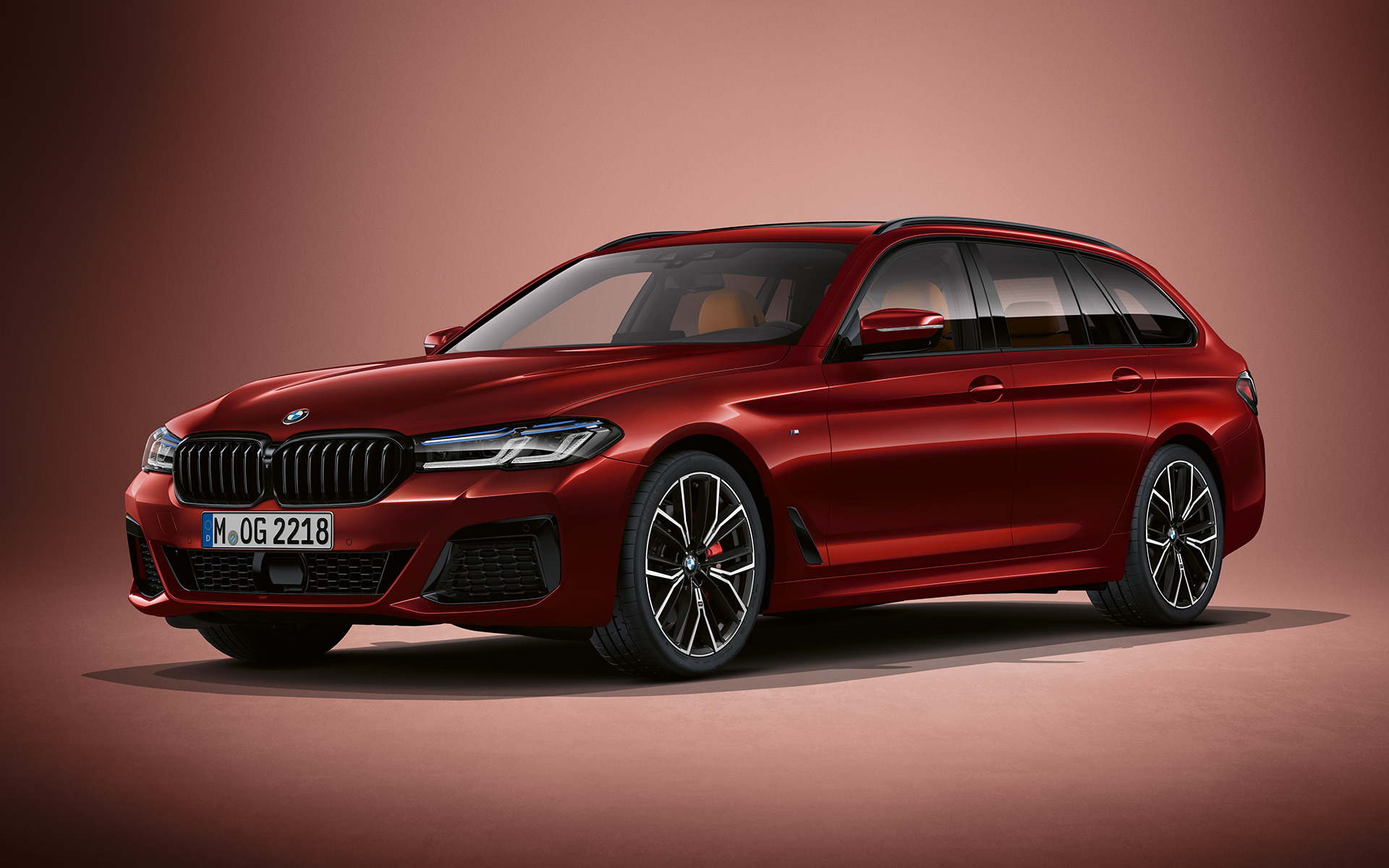 BMW serije 5 Touring G31 LCI u boji BMW Individual Aventurine Red metalik BMW serije 5 Touring Individual G31 Facelift 2020 tročetvrtinski prednji prikaz u mirovanju u boji BMW Individual Aventurine Red metalik