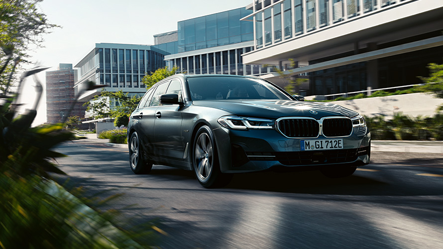 BMW serije 5 Touring G31 LCI vanjština BMW serije 5 Touring G31 Facelift 2020 530e PHEV Sophisto Grey u vožnji na selu