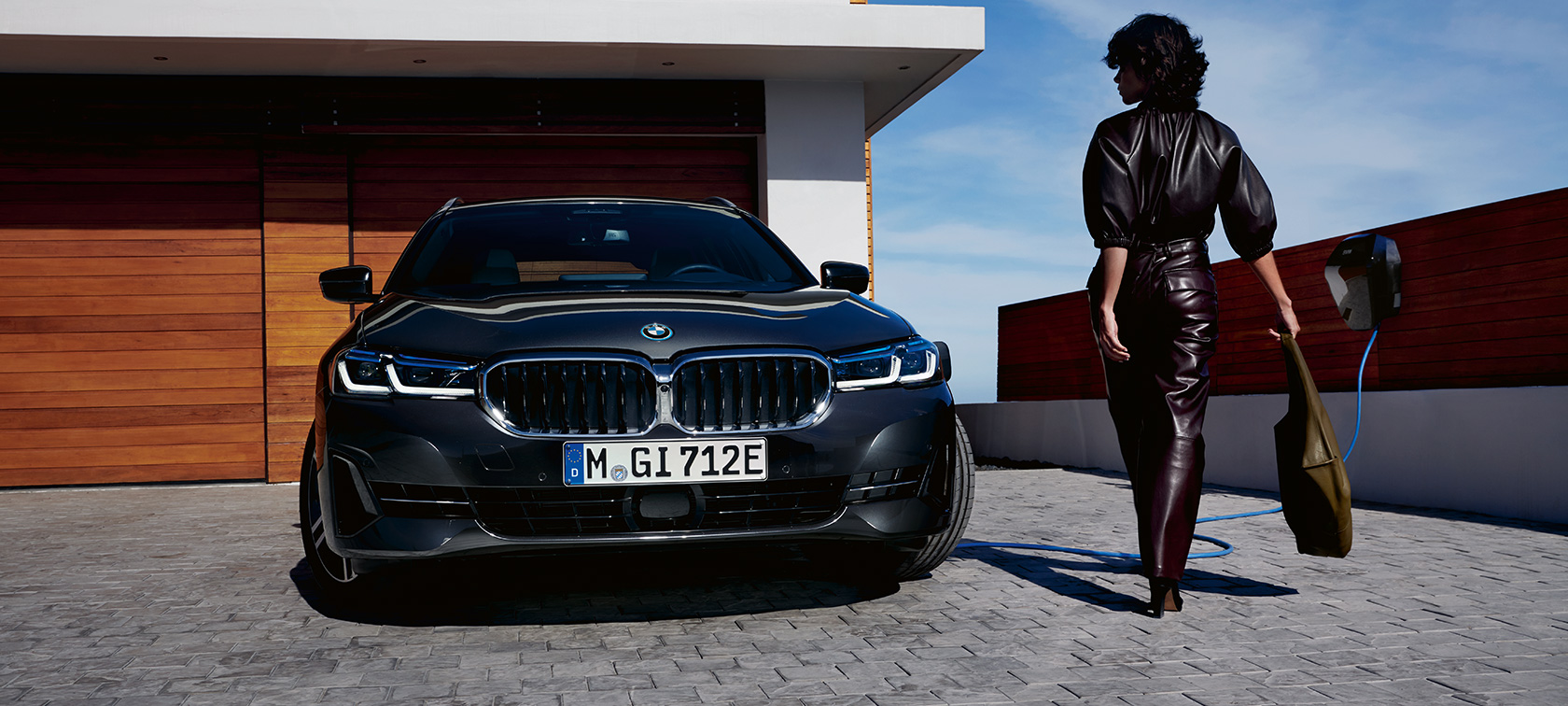 Plug-in hibrid BMW serije 5 Touring 2021 G31 LCI prednji prikaz punjenje Plug-in hibrid BMW serije 5 Touring 2021 G31 LCI prednji prikaz punjenje s modelom