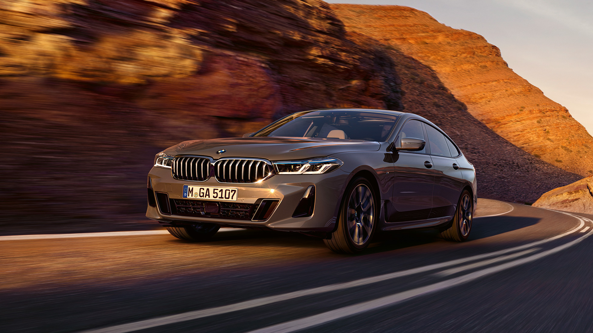 BMW serije 6 Gran Turismo G32 2020 BMW serije 6 Gran Turismo 640i xDrive G32 2020 Bernina Grey u vožnji ispred krajolika tročetvrtinski prednji prikaz