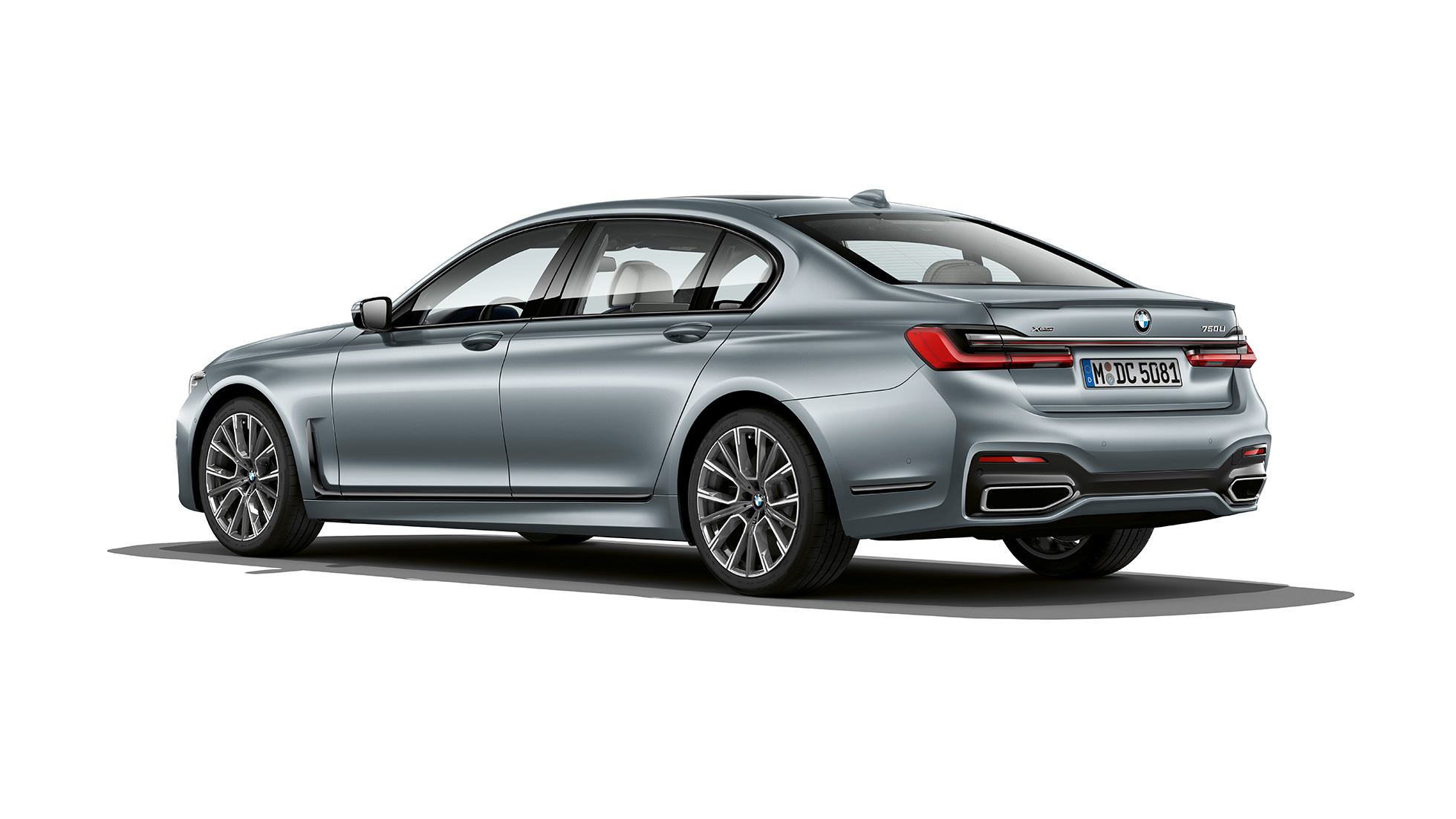 M Sport paket BMW-a serije 7 Limuzina, tročetvrtinski stražnji prikaz M Sport paket sivog BMW-a serije 7 Limuzina u tročetvrtinskom stražnjem prikazu