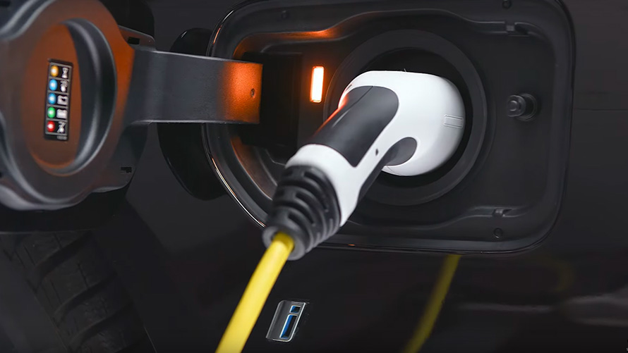 BMW plug-in hybrid povezan sa kabelom za punjenje BMW plug-in hybrid povezan sa kabelom za punjenje pogled izbliza