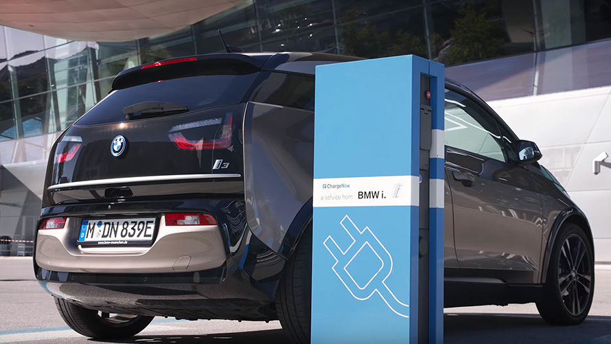 BMW i3 i01 na stanici za punjenje BMW i3 i01 na stanici za punjenje tročetvrtinski pogled straga