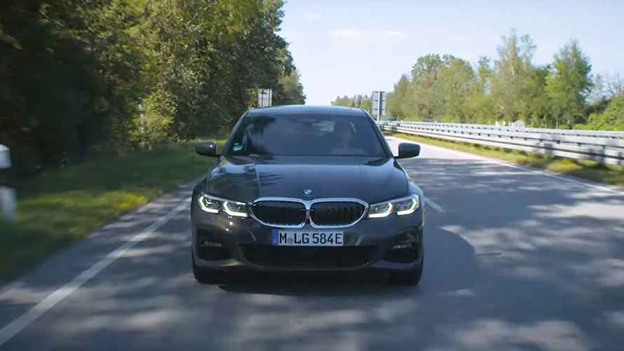 BMW plug-in hybrid u vožnji cestom BMW plug-in hybrid pogled sprijeda u vožnji cestom