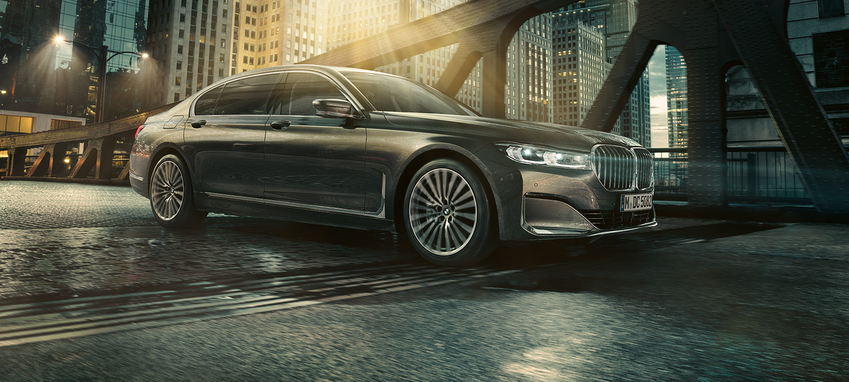 BMW serije 7 limuzina G11 G12 2019 pogled s boka BMW serije 7 limuzina G11 G12 2019 Bernina Grey Amber Effect u urbanom okruženju tročetvrtinski pogled s boka