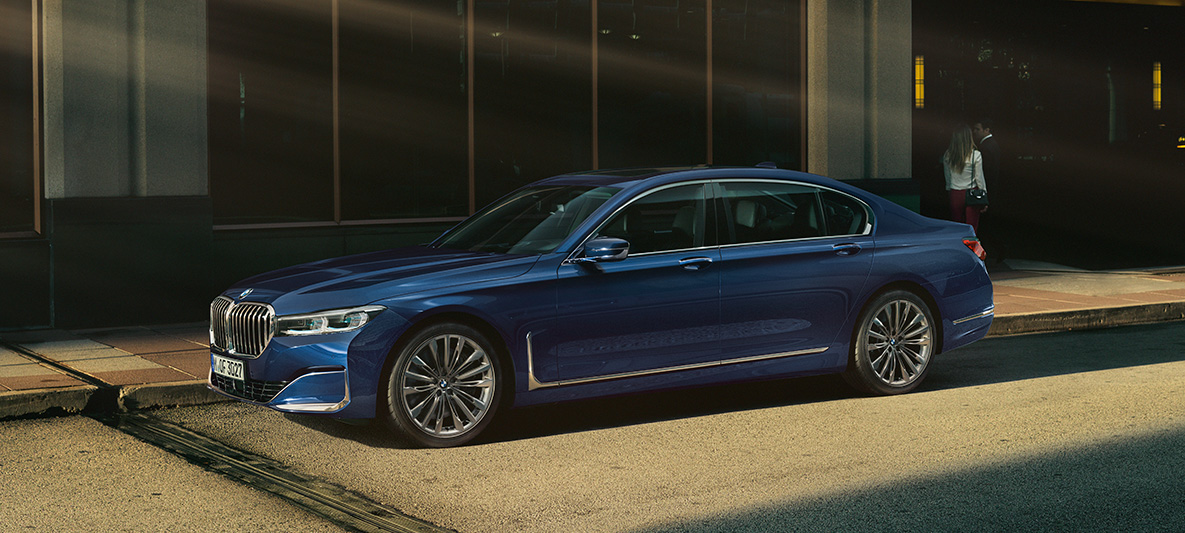 BMW serije 7 limuzina G11 G12 BMW Individual Aventurine Red metalik u bočnom pogledu BMW serije 7 limuzina G11 G12 BMW Individual Aventurine Red metalik u bočnom pogledu ispred urbane sredine