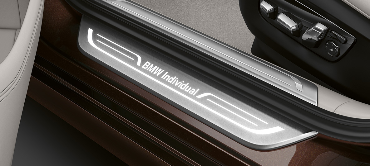 BMW serije 7 limuzina G11 G12 BMW Individual pragovi vrata BMW serije 7 limuzina G11 G12 pragovi vrata sa BMW Individual natpisom
