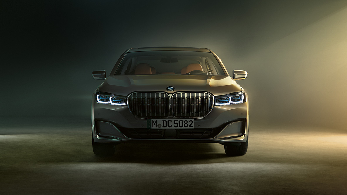 BMW serije 7 limuzina G11 G12 2019 pogled sprijeda BMW serije 7 limuzina G11 G12 2019 Bernina Grey Amber Effect pogled sprijeda sa prigušenim svjetlom