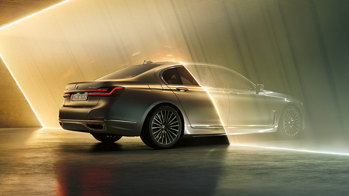 BMW serije 7 limuzina G11 G12 2019 Bernina Grey BMW serije 7 limuzina G11 G12 2019 Bernina Grey Amber Effect tročetvrtinski pogled straga okružen sa zrakom svjetlosti