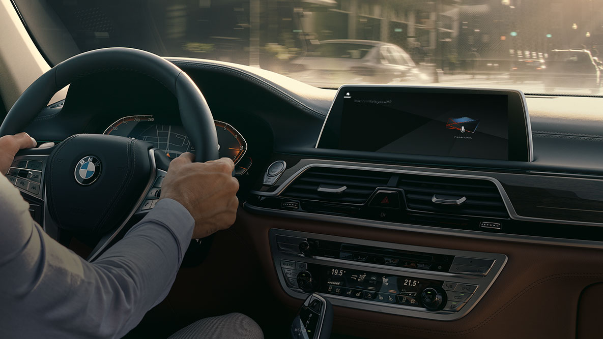 BMW serije 7 limuzina G11 G12 2019 BMW Intelligent Personal Assistant BMW serije 7 limuzina G11 G12 2019 muškarac u kokpitu, pogled na zaslon sa BMW Intelligent Personal Assistant