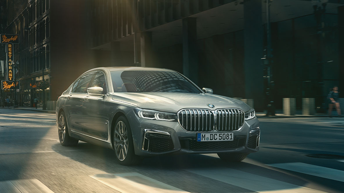BMW serije 7 limuzina G11 G12 2019 Driving Assistant Professional BMW serije 7 limuzina G11 G12 2019 tročetvrtinski pogled sprijeda u vožnji ispred urbane sredine Driving Assistant Professional