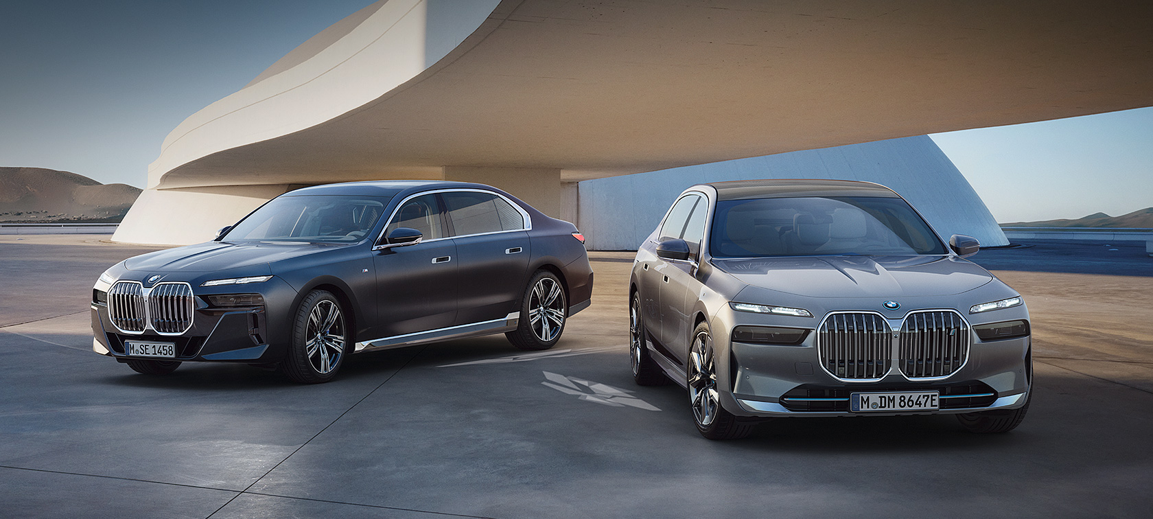 BMW serije 7 limuzina (E23) Tročetvrtinski pogled sprijeda BMW serije 7 limuzina (G12) 7/8 pogled s boka, u mirovanju BMW serije 7 limuzina (E23) Tročetvrtinski pogled sprijeda BMW serije 7 limuzina (G12) 7/8 pogled s boka, u mirovanju