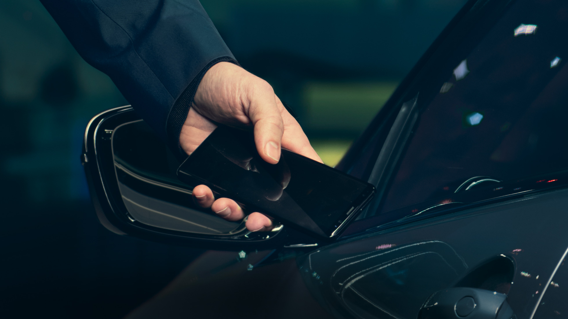 BMW M850i xDrive, vozač upravlja vozilom s pametnim telefonom putem opcije Digital Key. BMW M850i xDrive, vozač upravlja vozilom s pametnim telefonom putem opcije Digital Key.