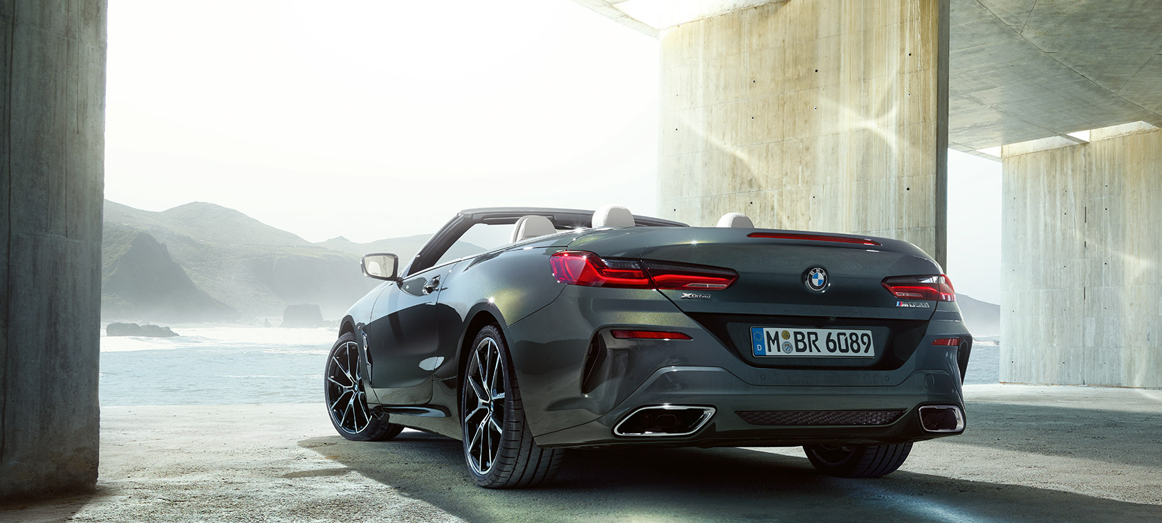 BMW M850i xDrive Dravit Grey metalik, tročevrtinski stražnji lijevi prikaz. BMW M850i xDrive Dravit Grey metalik, tročevrtinski stražnji lijevi prikaz.