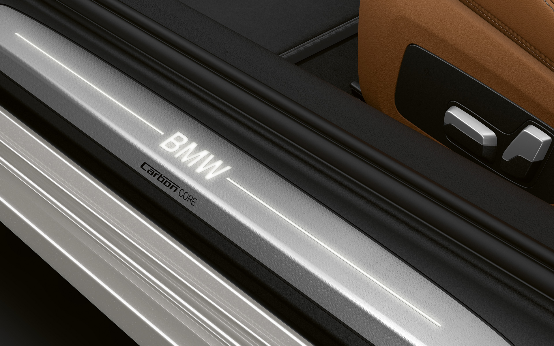 BMW 8 Series Coupé, gazišta pragova vrata s BMW logotipom. Detaljan prikaz gazišta pragova vrata BMW-a serije 8 Coupé s BMW logotipom.
