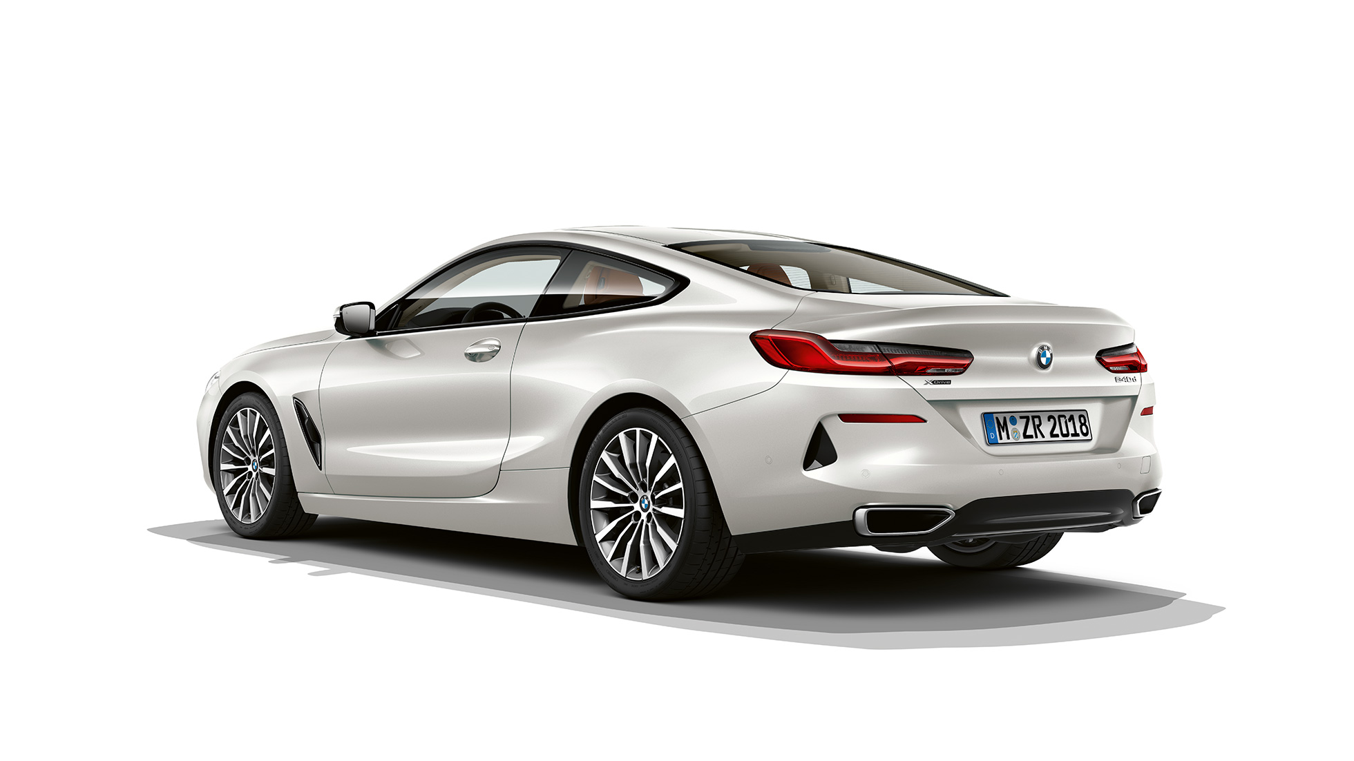 BMW serije 8 Coupé, tročetvrtinski prikaz stražnjeg kraja. BMW serije 8 Coupé, Mineral White metalik boja, tročetvrtinski prikaz stražnjeg kraja.