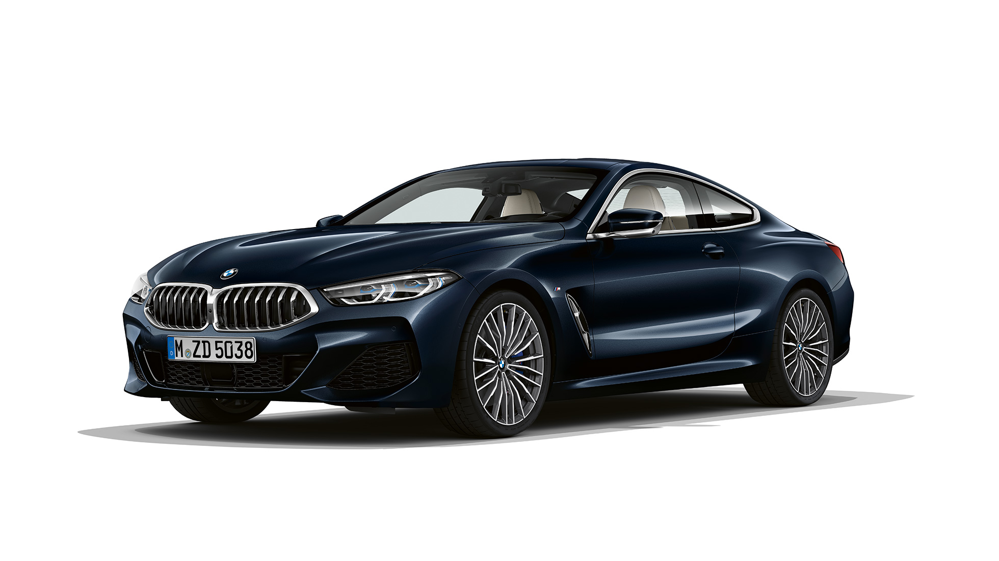 BMW serije 8 Coupé, tročetvrtinski prikaz prednjeg kraja. BMW serije 8 Coupé, Carbon Black metalik boja, tročetvrtinski prikaz prednjeg kraja