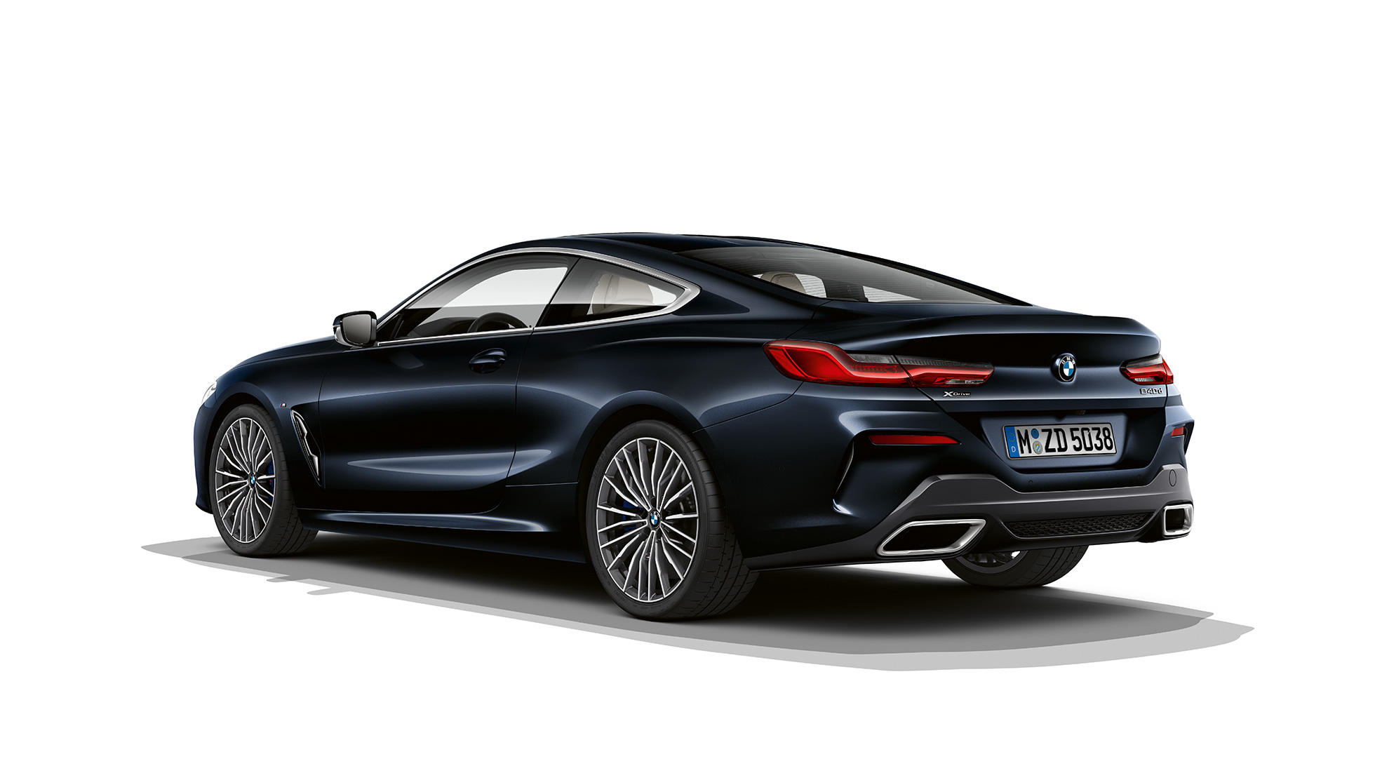 BMW serije 8 Coupé, tročetvrtinski prikaz stražnjeg kraja. BMW serije 8 Coupé, Carbon Black metalik boja, tročetvrtinski prikaz stražnjeg kraja.