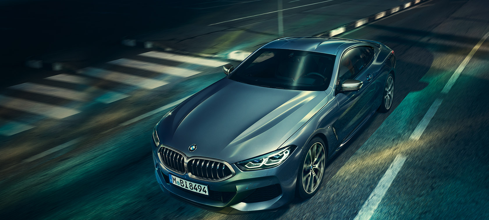 BMW serije 8 Coupé, tročetvrtinski prikaz prednjeg kraja. BMW serije 8 Coupé, tročetvrtinski prikaz prednjeg kraja, s prikazom na poklopac motora.