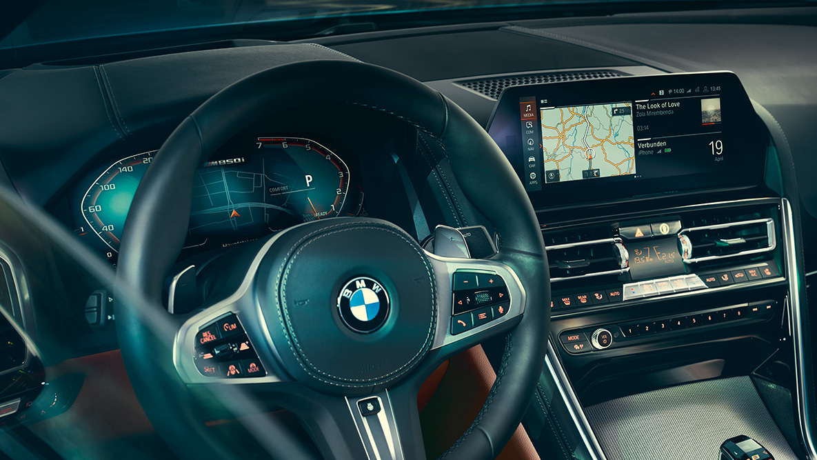 BMW serije 8 Coupé, kokpit. Detaljan prikaz unutrašnjosti BMW-a serije 8 Coupé s fokusom na upravljač.
