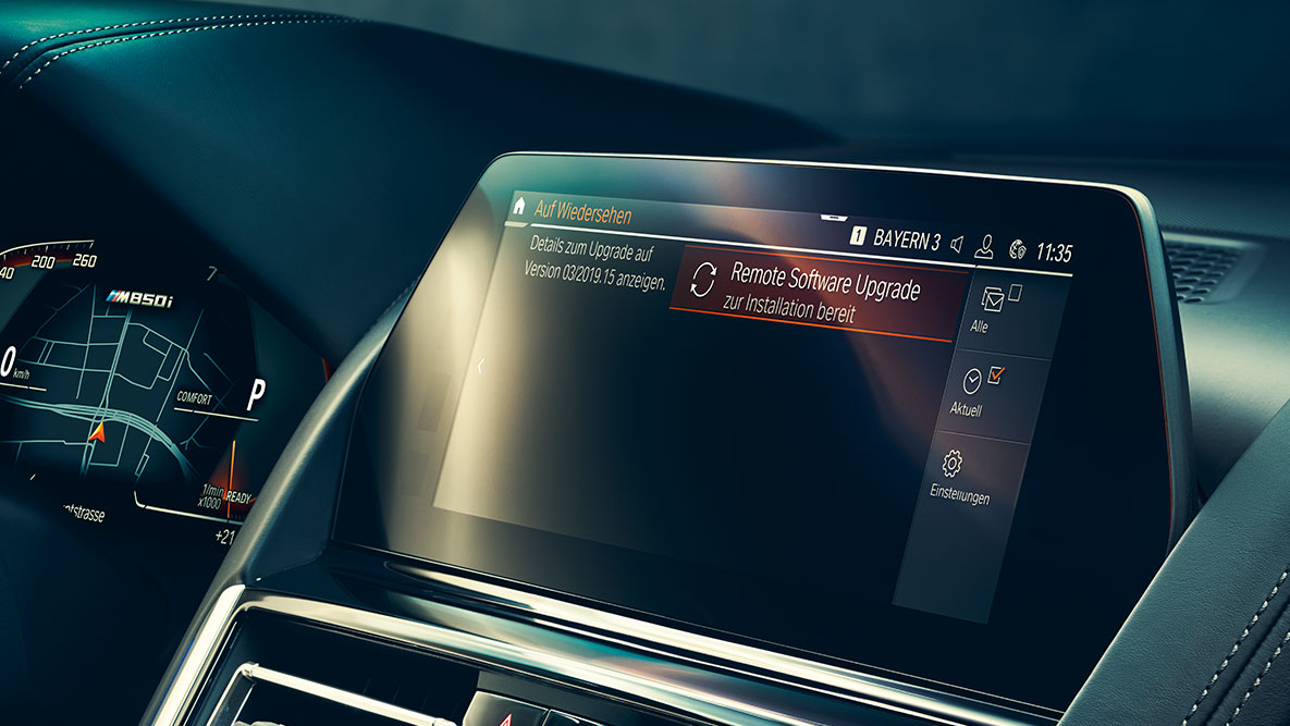 BMW serije 8 Coupé, kokpit. Unutrašnjost BMW-a serije 8 Coupé s kontrolnim zaslonom i opcijom Remote Software Upgrade.