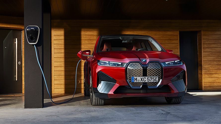 BMW iX i20 2021 električni SUV BMW iX xDrive50 punjenje BMW iX i20 2021 električni SUV BMW iX xDrive50 Aventurin Red punjenje sa BMW Wallbox punjačem