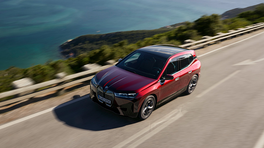 BMW iX i20 2021 električni SUV BMW iX xDrive50 performanse BMW iX i20 2021 električni SUV BMW iX xDrive50 Aventurin Red vozeći na ulici