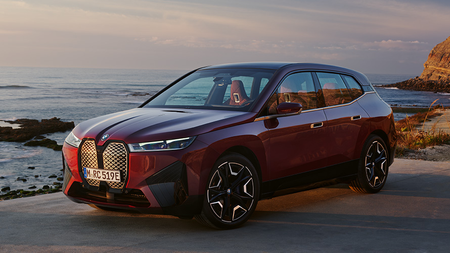 BMW iX i20 električni SUV; Aerodinamična vanjština BMW-a iX xDrive50 BMW iX i20 2021 električni SUV; Bočni prikaz vanjštine BMW-a iX xDrive50 Aventurin Red boje