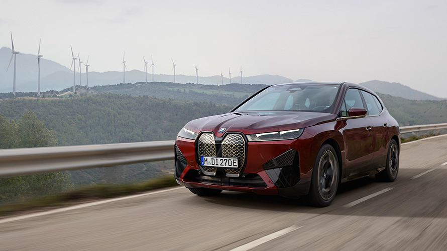 Održivost BMW-a iX xDrive50 i20 električni SUV Održivost BMW-a iX xDrive50 i20 električni SUV; u vožnji priobalnom cestom