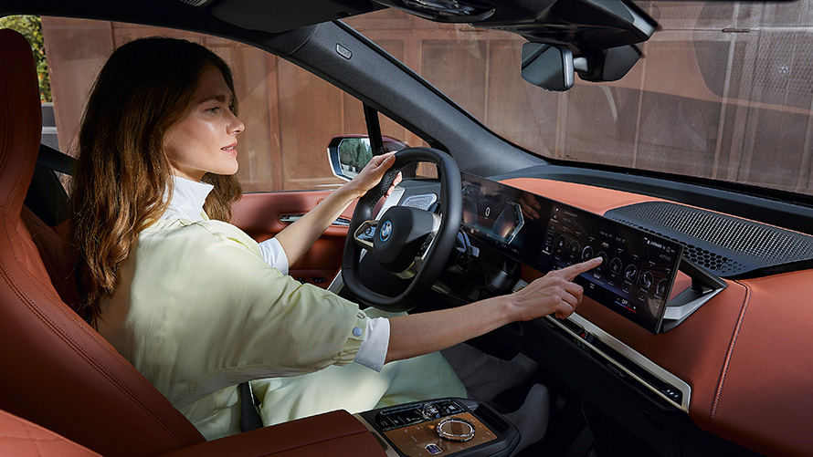 BMW iX i20 električni SUV; BMW iDrive BMW iX i20 2021 električni SUV; BMW iDrive unutrašnjost Suite kokpita