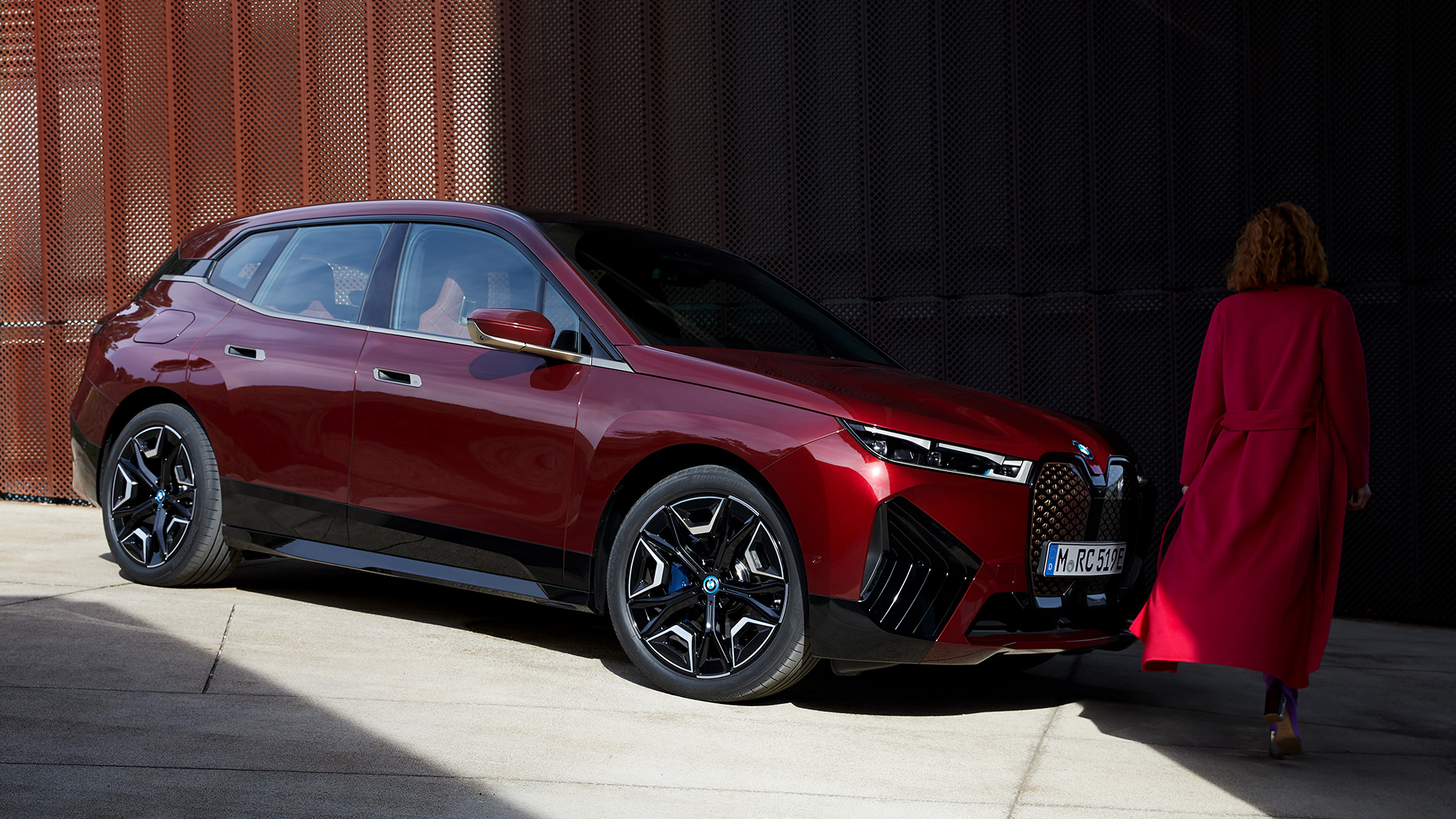 BMW iX tročetvrtinski bočni pogled vanjština BMW iX Aventurin Red i20 tročetvrtinski bočni pogled vanjština