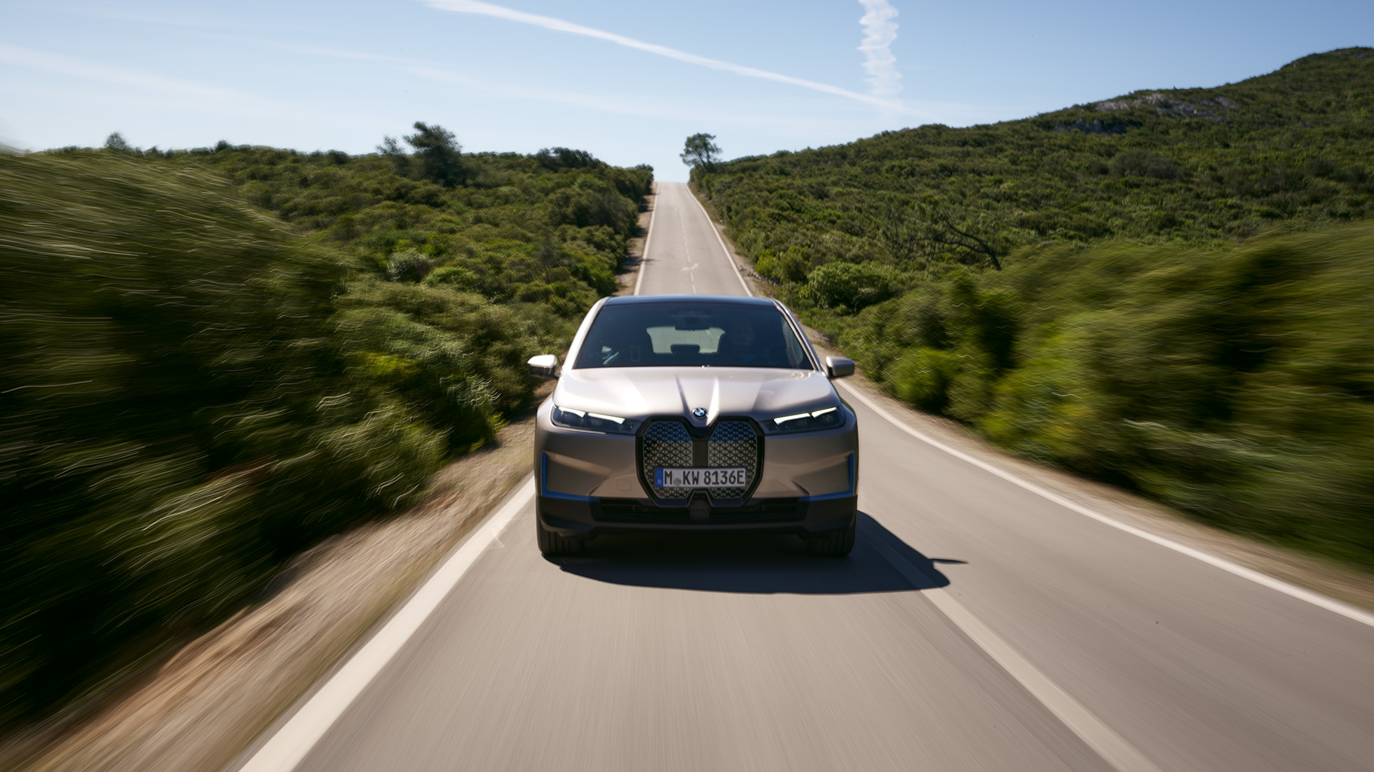 BMW iX pogled sprijeda na cesti BMW iX Cashmere Silver i20 pogled sprijeda na cesti