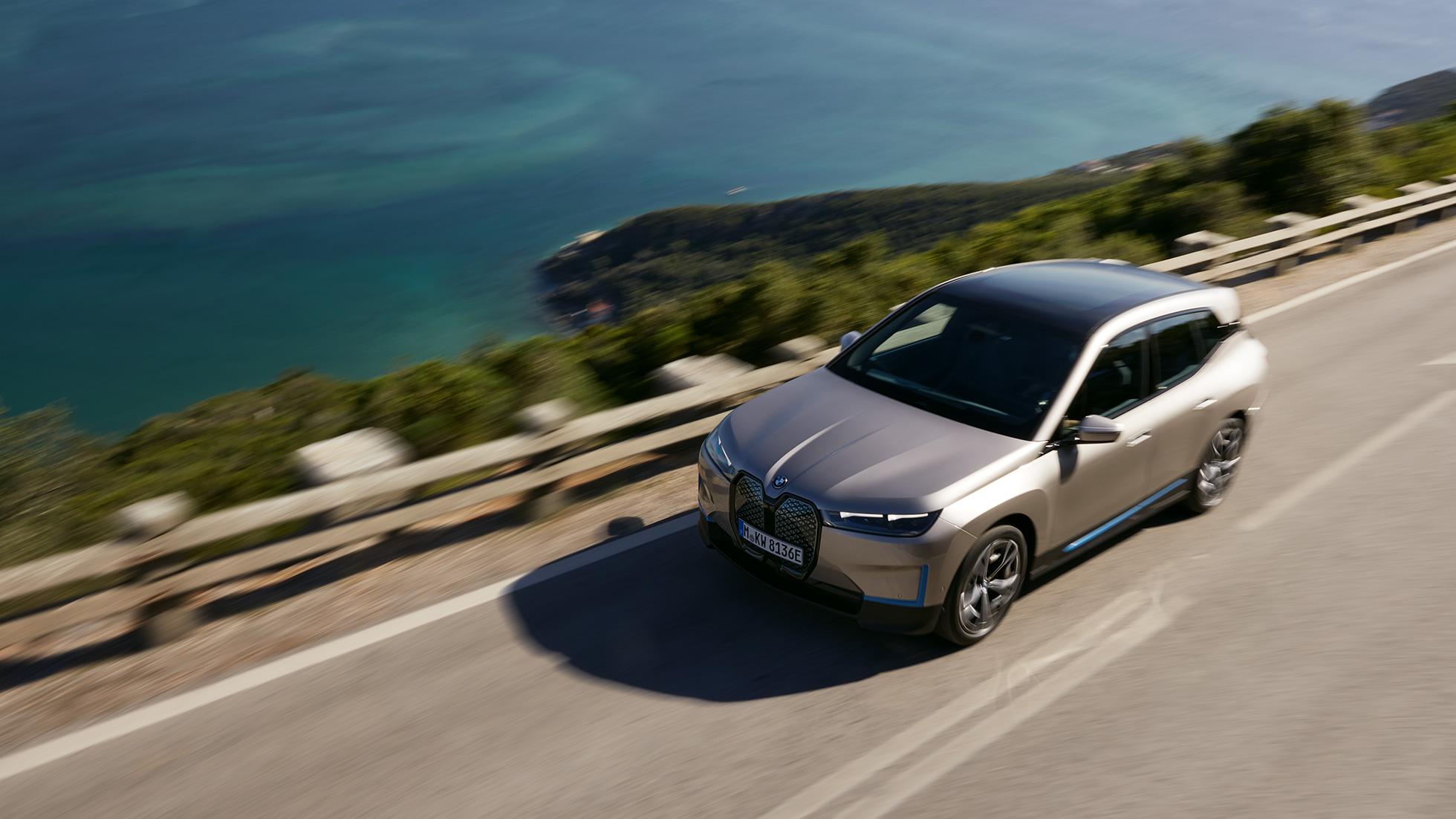 BMW iX pogled iz ptičje perspektive na cesti BMW iX Cashmere Silver i20 pogled iz ptičje perspektive na cesti