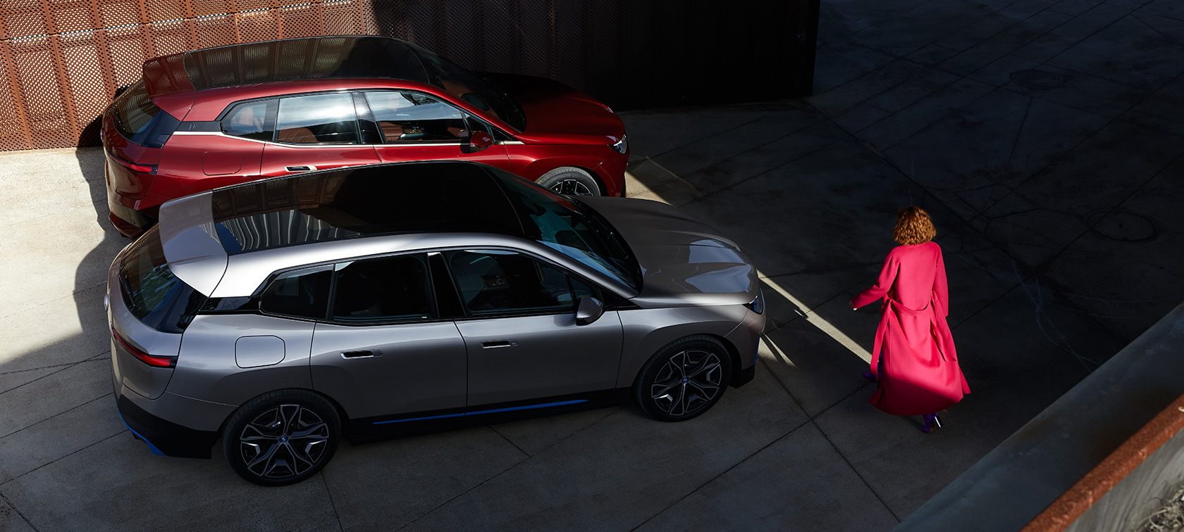 BMW iX pogled iz ptičje perspektive sa modelom BMW iX Aventurin Red i Cashmere Silver i20 pogled iz ptičje perspektive sa modelom