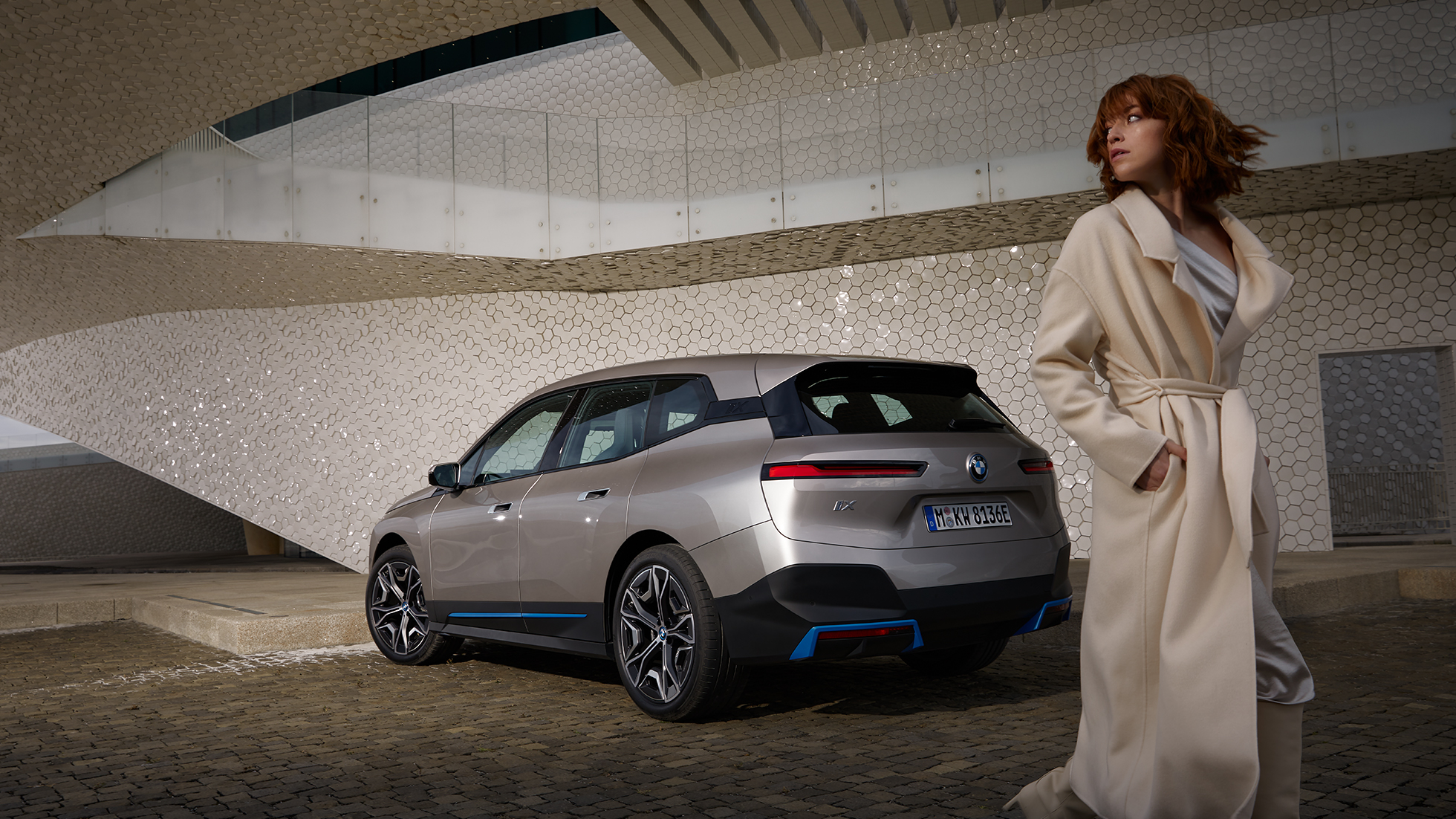 BMW iX tročetvrtinski pogled straga u mirovanju BMW iX i20 Cashmere Silver tročetvrtinski pogled straga u mirovanju