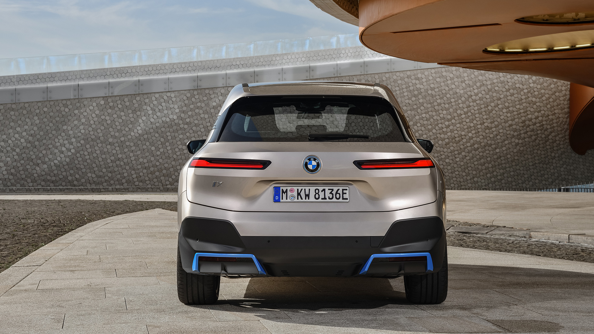 BMW iX pogled straga u mirovanju BMW iX Cashmere Silver i20 pogled straga u mirovanju