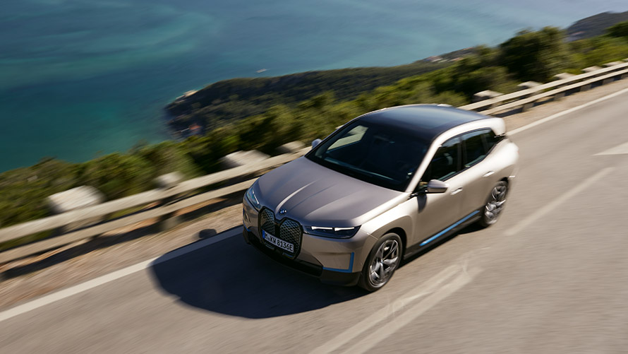 BMW iX pogled iz pričje perspektive na cesti BMW iX Cashmere Silver i20 pogled iz pričje perspektive na cesti