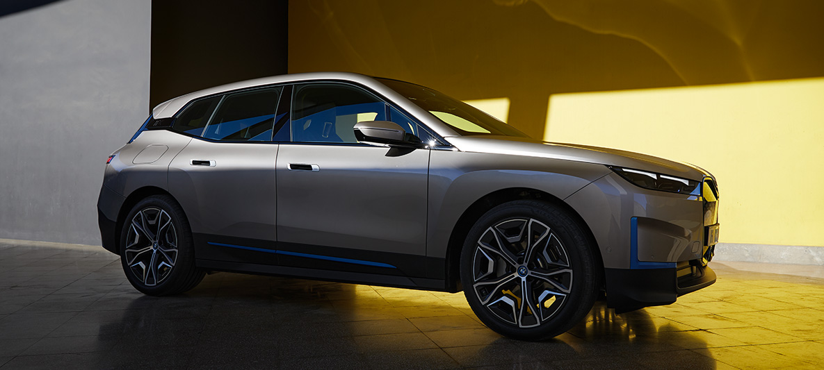 BMW iX tročetvrtinski pogled s boka u mirovanju BMW iX Cashmere Silver i20 tročetvrtinski pogled s boka u mirovanju