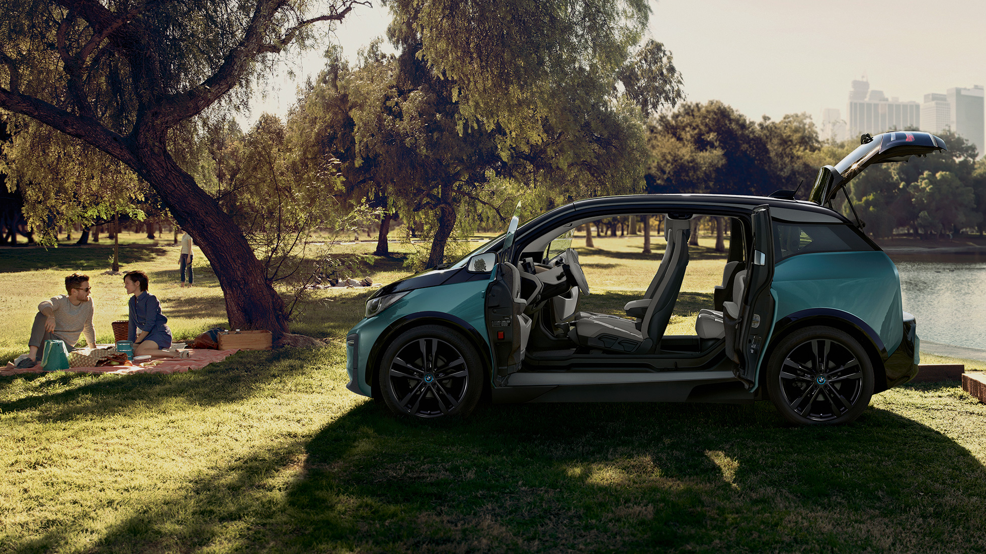 BMW-a i3 I01 2018 s otvorenim vratima Bočni prikaz prednjeg kraja BMW-a i3 I01 2018 Jucaro bež boje s Frozen Grey metalik detaljima s otvorenim vratima