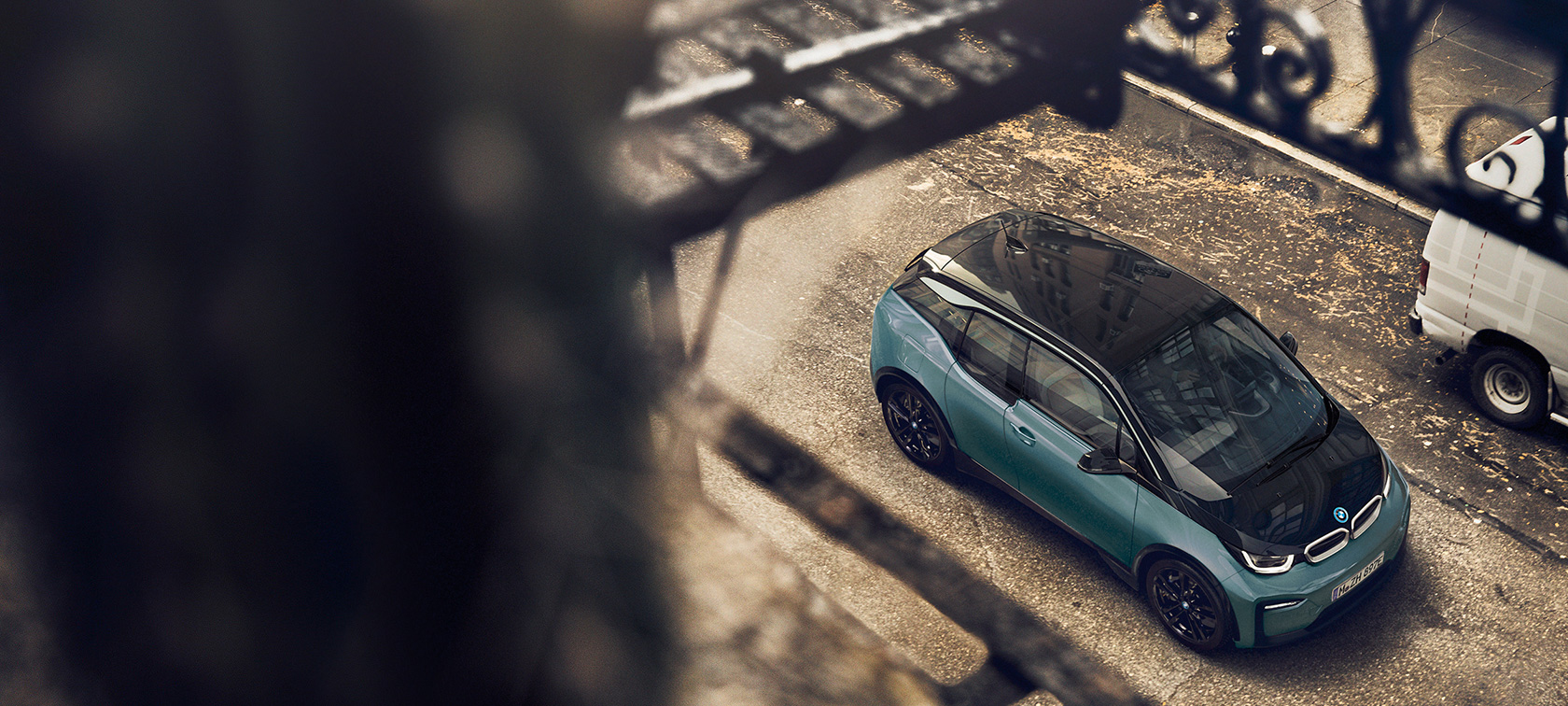 BMW-a i3 2018 iz ptičje perspektive Prikaz karbonskog krova BMW-a i3 I01 2018 Jucaro bež boje s Frozen Grey metalik detaljima iz ptičje perspektive