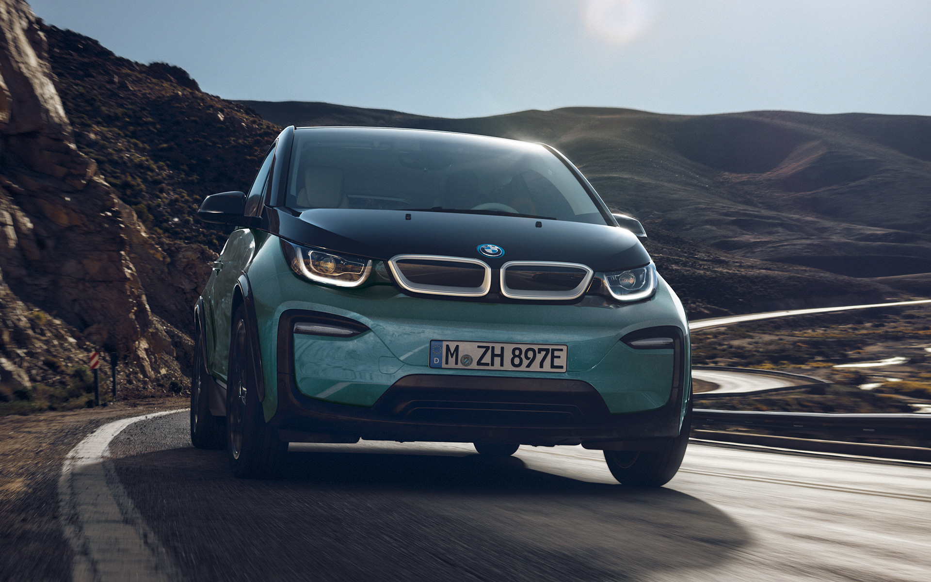 BMW i3 I01 2018 Blue Ridge Mountain sa Frozen Grey metalik karakteristikama pogled s boka u vožnji urbanom sredinom