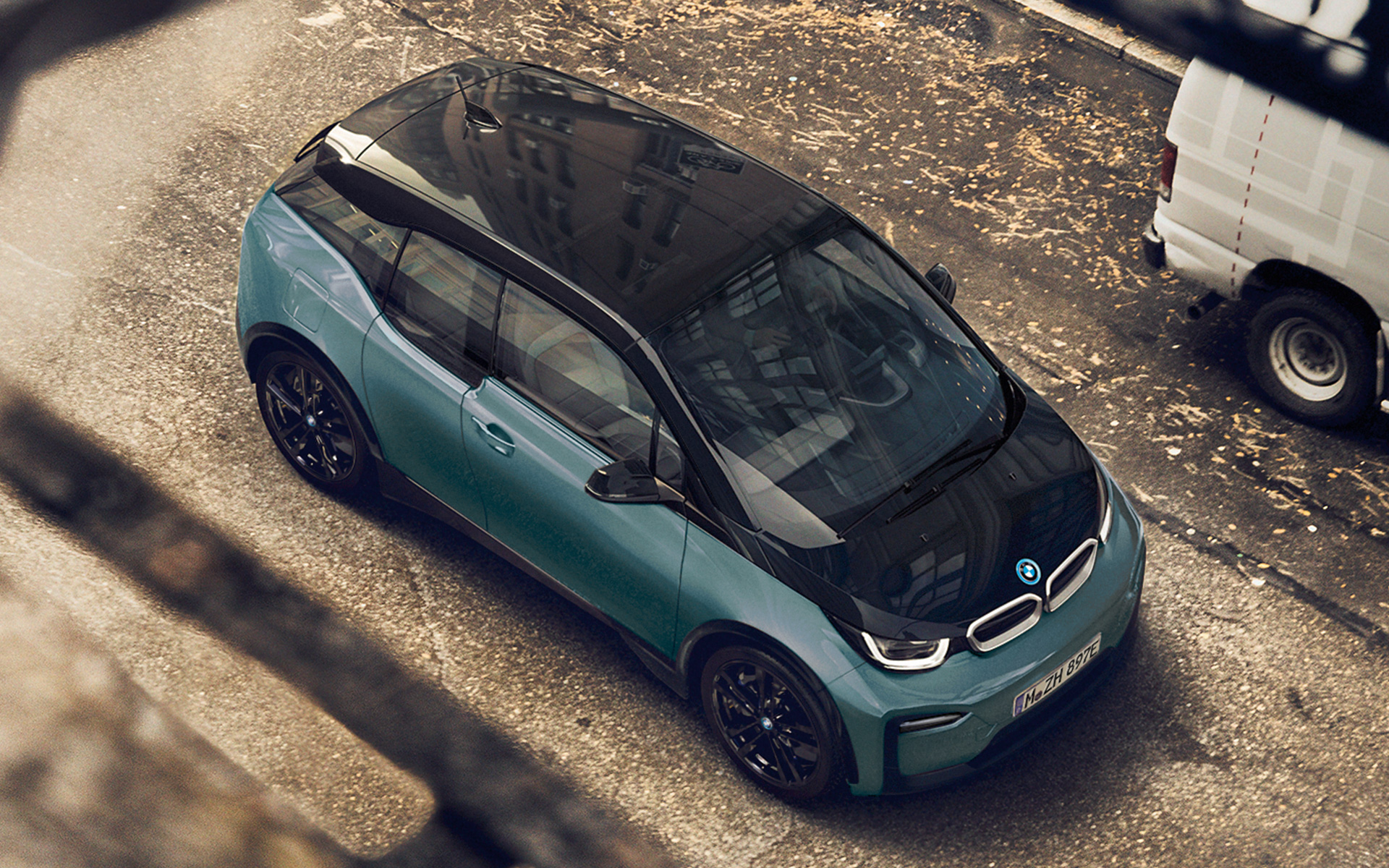 BMW i3 I01 2018 Blue Ridge Mountain sa Frozen Grey metalik karakteristikama pogled s ptičje perspektive u pogledu na karbonski krov