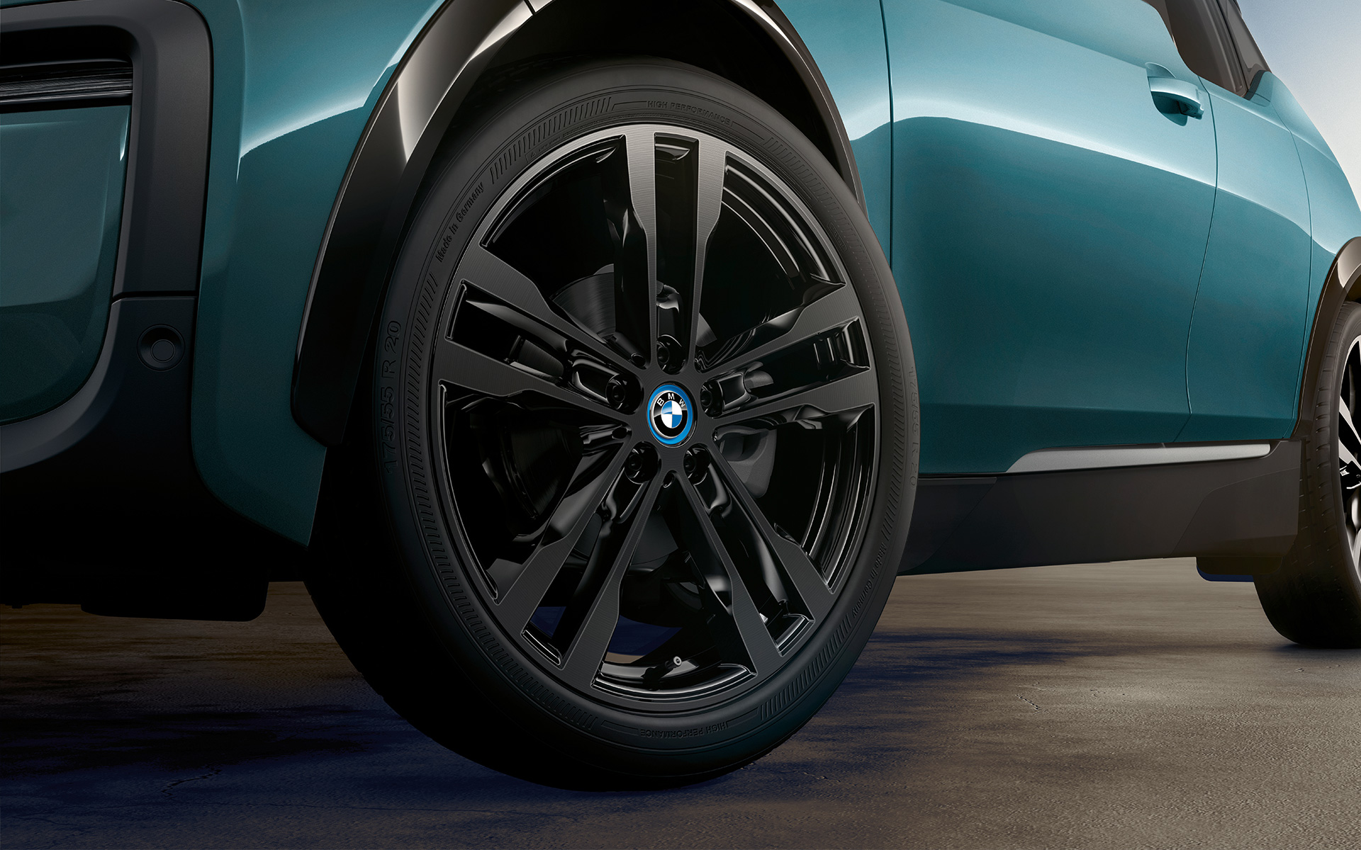 BMW i3 I01 2018 Blue Ridge Mountain sa Frozen Grey metalik karakteristikama pogled izbliza na lakometalni kotač