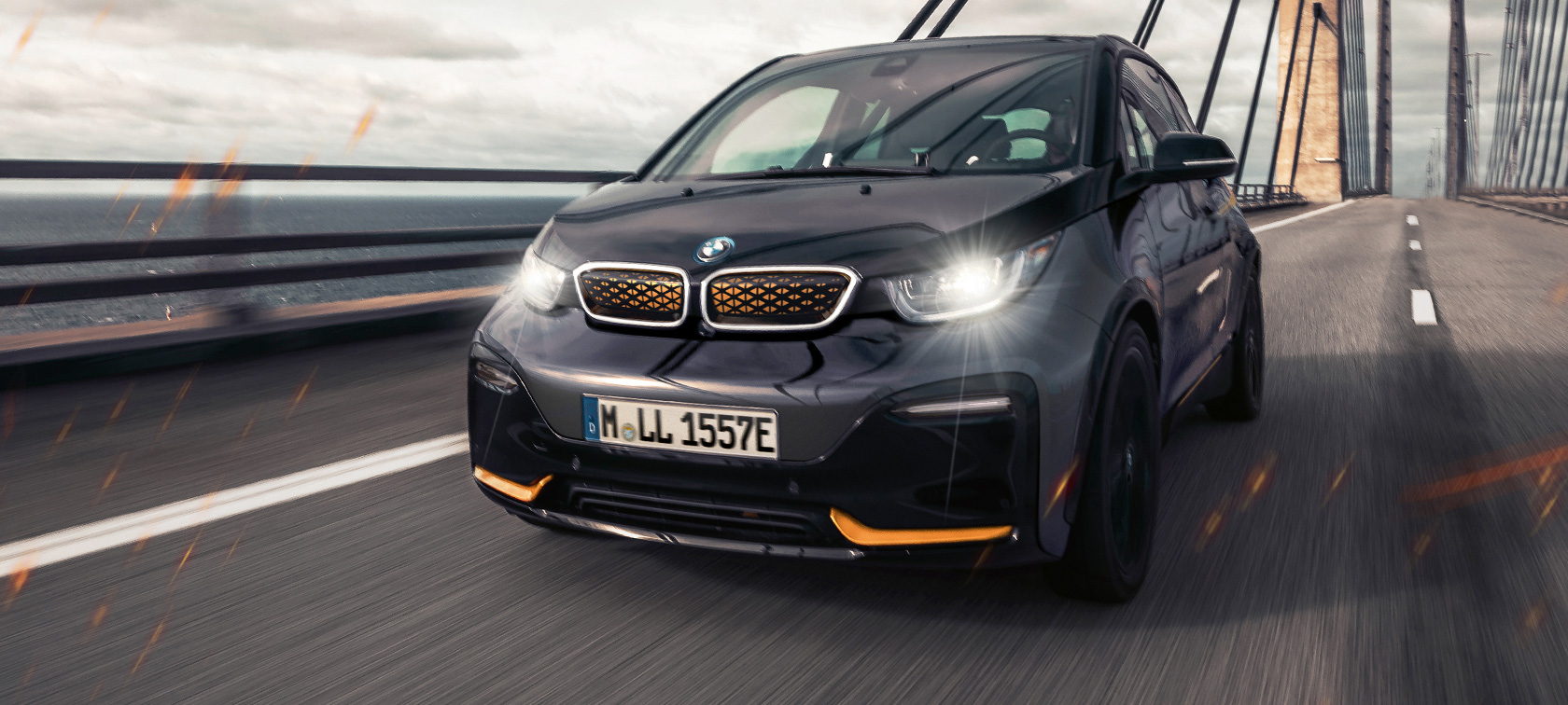 BMW i3 Unique Forever Edition I01 tročetvrtinski pogled sprijeda BMW i3 Unique Forever Edition I01 Storm Bay sa Frozen E-Copper metalik naglascima tročetvrtinski pogled sprijeda u vožnji autocestom