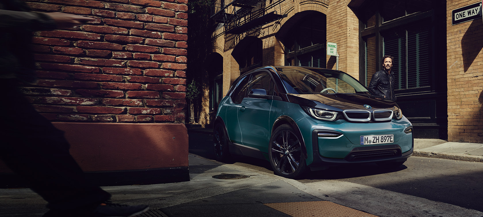 BMW i3 I01 2018 Blue Ridge Mountain sa Frozen Grey metalik karakteristike tročetvrtinski pogled sprijeda parkiranog u urbanoj sredini
