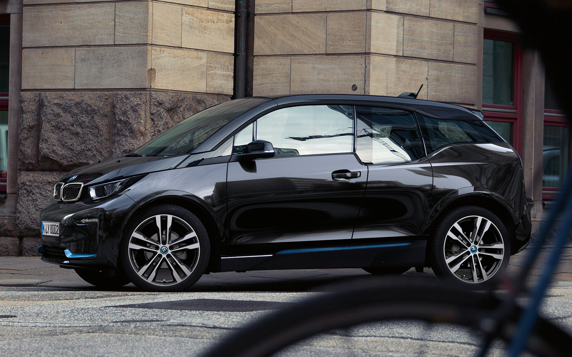 BMW i3s I01 2018 Fluid Black sa BMW i Blue detaljima pogled s boka u urbanoj sredini