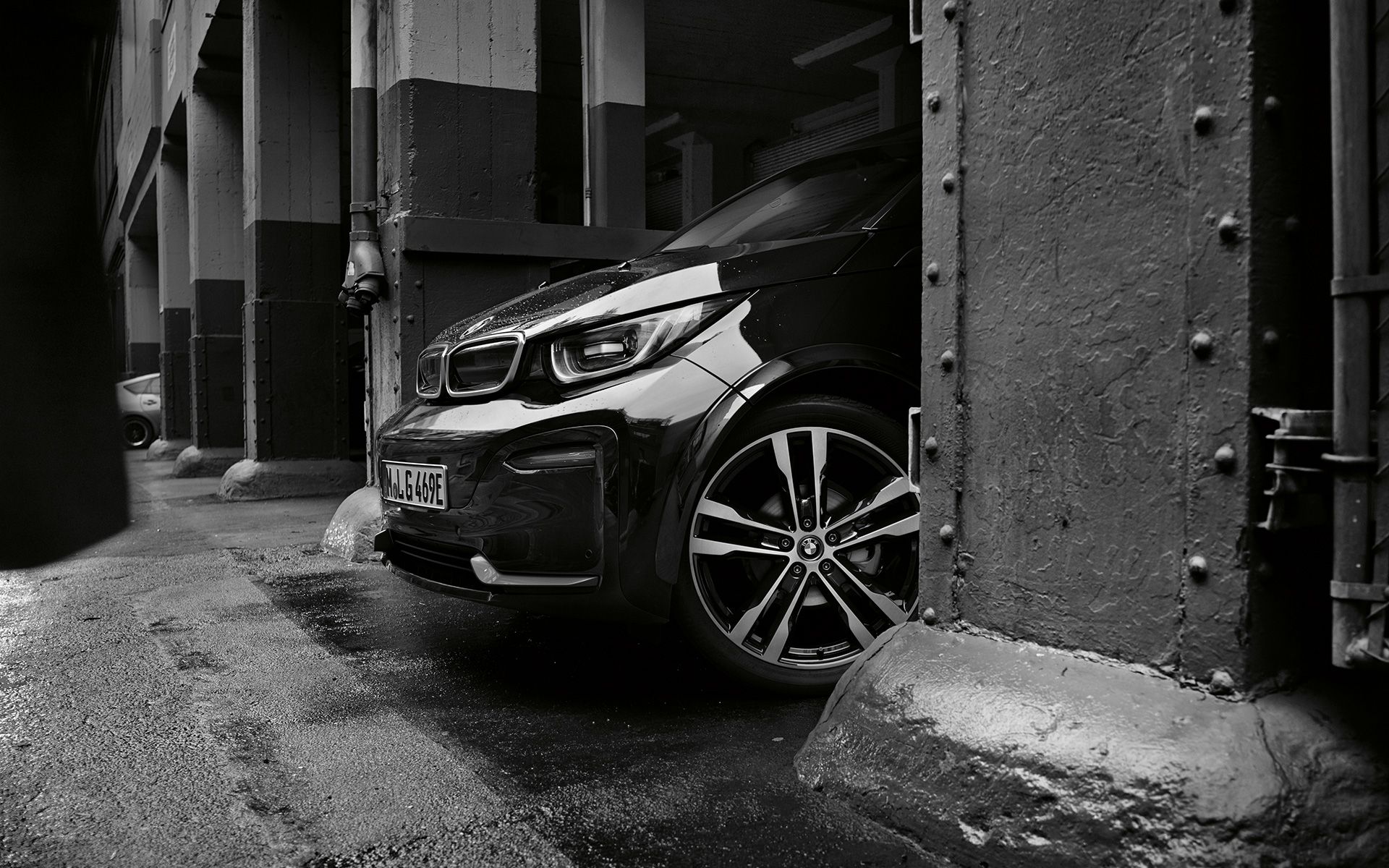 BMW i3s I01 2018 Fluid Black sa BMW i Blue detaljima bočna prednja strana 